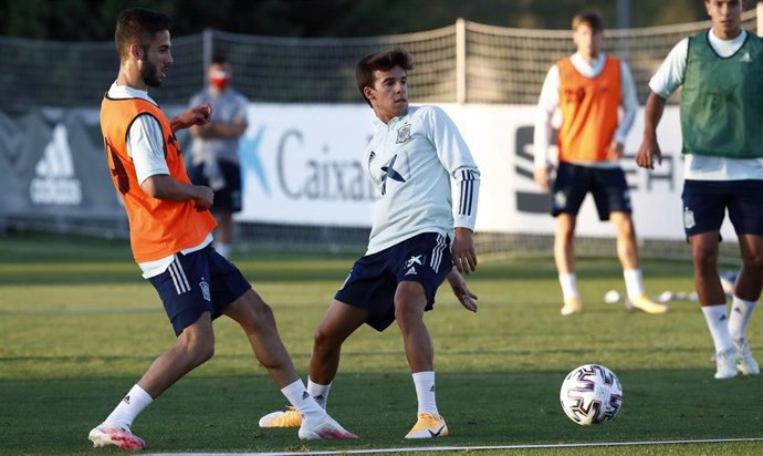 Riqui Puig (centro) durante un entrenamiento de la selección Sub-21 en Las Rozas