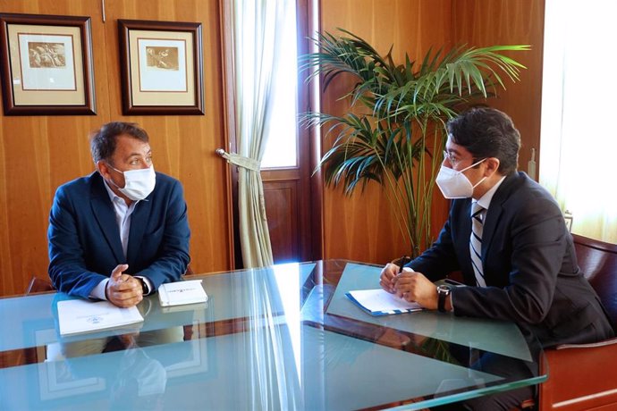 El alcalde de Santa Cruz de Tenerife, José Manuel Bermúdez, en una reunión con el presidente del Cabildo de Tenerife, Pedro Martín