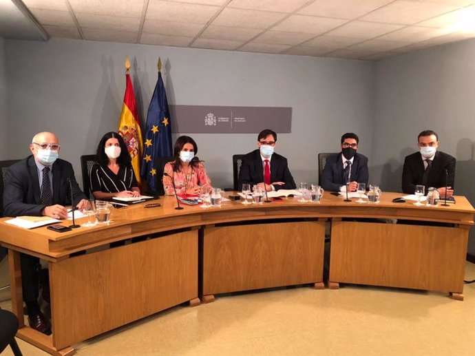 De izquierda a derecha, Rodrigo Gutiérrez, Patricia Lacruz, Silvia Calzón, el ministro Salvador Illa, Alberto Herrera y Alfredo González.