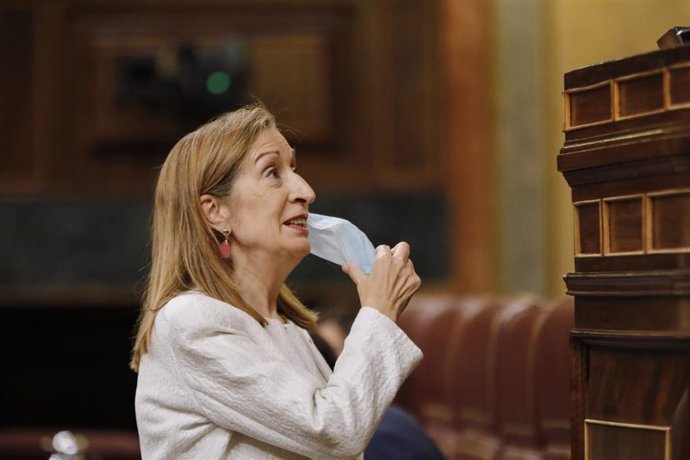La vicepresidenta segunda del Congreso y diputada del PP, Ana Pastor, se quita la mascarilla antes de intervenir en una sesión plenaria 