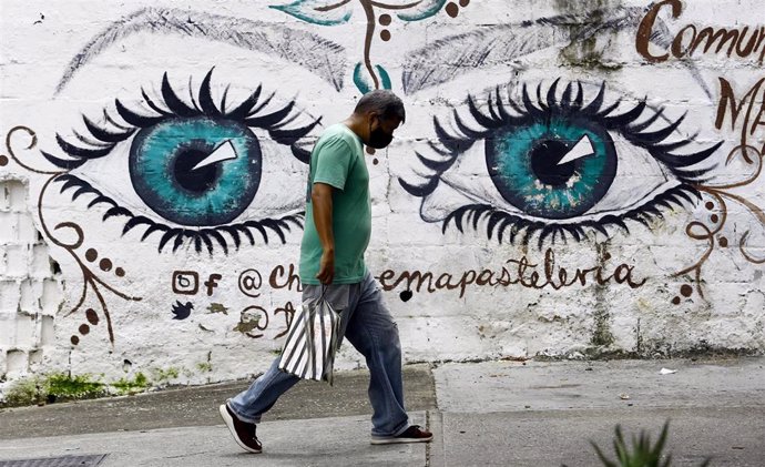 Un hombre con mascarilla en la ciudad venezolana de Carabobo