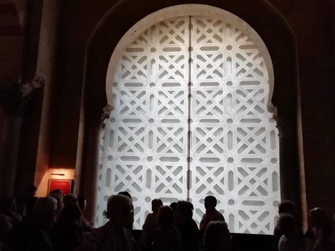 Interior de la segunda puerta de la Mezquita de Córdoba, cubierta por una lona con la imagen de la celosia retirada