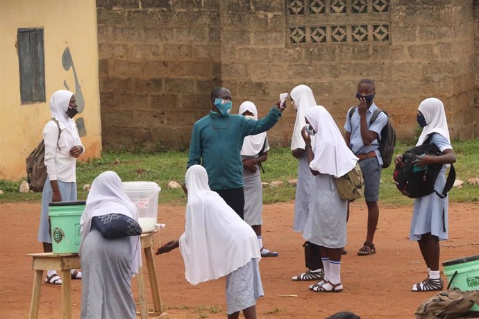 Comprobación temperatura en una escuela de Iseyin, Nigeria