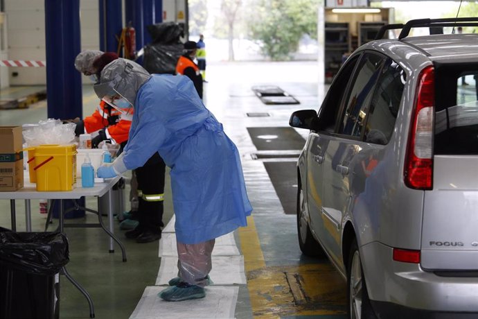 Realizan tests para el coronavirus a sanitarios y cuerpos de seguridad en la ITV de Albolote-Peligros, Granada