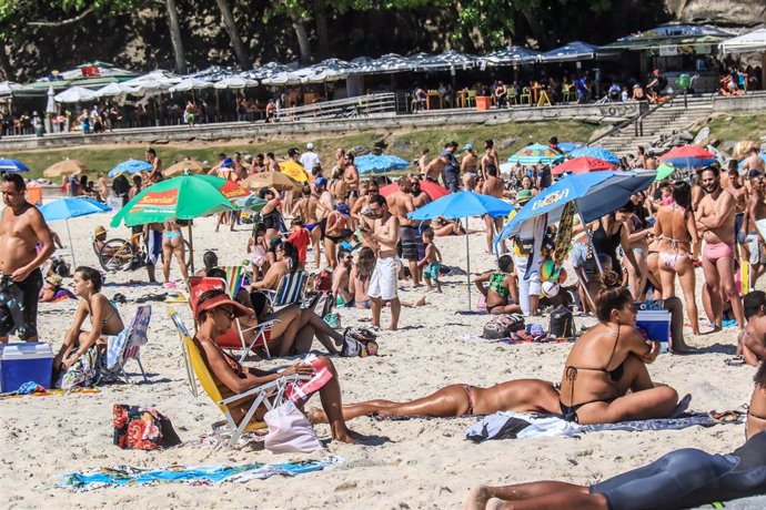 Algunas de las principales playas de Río de Janeiro y Sao Paulo, los estados más afectados por la pandemia en Brasil, han vuelto a estar ocupadas por los bañistas una vez se ha iniciado la desescalada de las restricciones.
