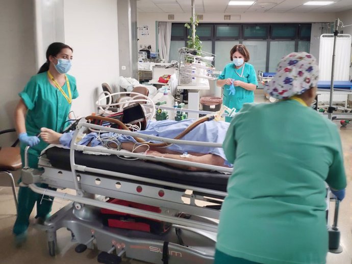 Sanitarias del Hospital Reina Sofía de Córdoba atienden a un paciente con Covid.