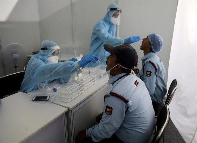 Trabajadores sanitarios hacen pruebas de coronavirus en Nueva Delhi