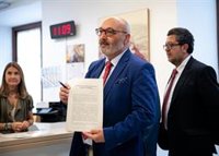 Vox Andalucía desea a Francisco Serrano que "tenga suerte y pueda probar su inocencia" tras su renuncia al escaño