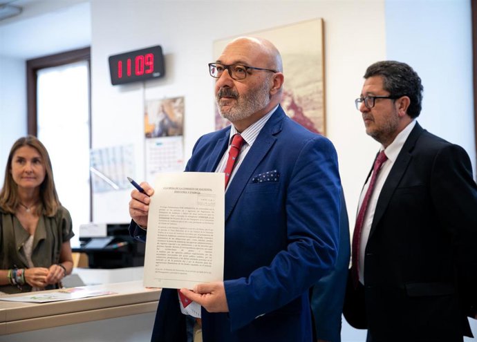 El portavoz parlamentario de Vox, Alejandro Hernández, junto a Francisco Serrano en una imagen de archivo en el Registro del Parlamento andaluz