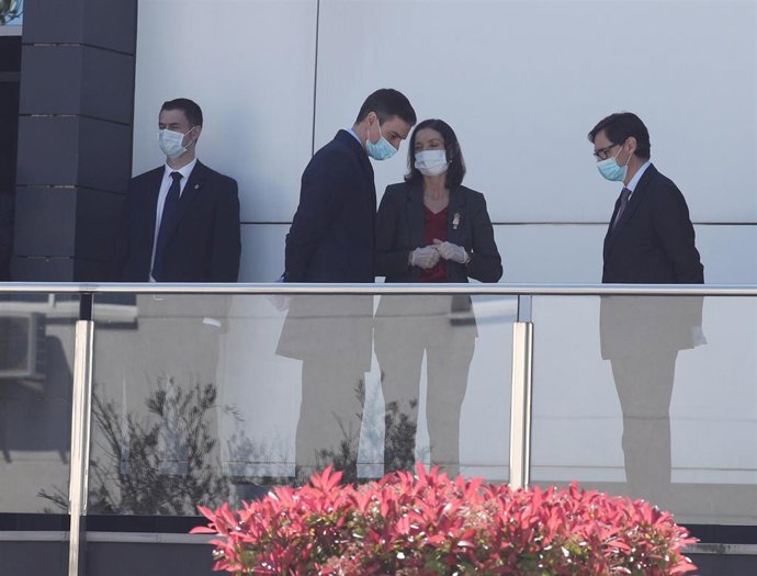 (I-D) Visita en abril del presidente del gobierno, Pedro Sánchez; la ministra de Industria y Comercio, Reyes Maroto, y el ministro de Sanidad, Salvador Illa, a la empresa Hersill, donde se fabricaron respiradores para la lucha contra el coronavirus. 