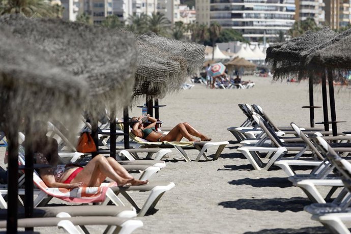 Bañistas disfrutan de la playa de La Malagueta (Málaga)