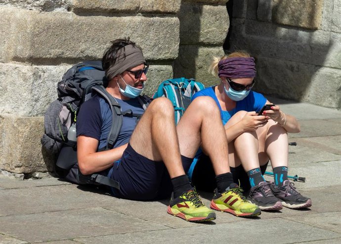 Peregrinos con mascarillas en la Plaza del Obradoiro, en el primer verano de la pandamia Covid-19
