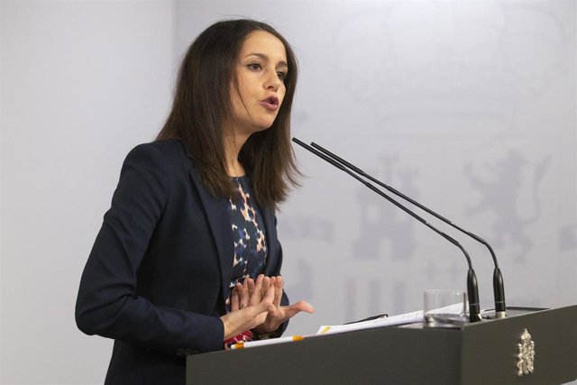 La presidenta de Ciudadanos, Inés Arrimadas, en rueda de prensa en el Palacio de la Moncloa tras reunirse con el presidente del Gobierno, Pedro Sánchez.