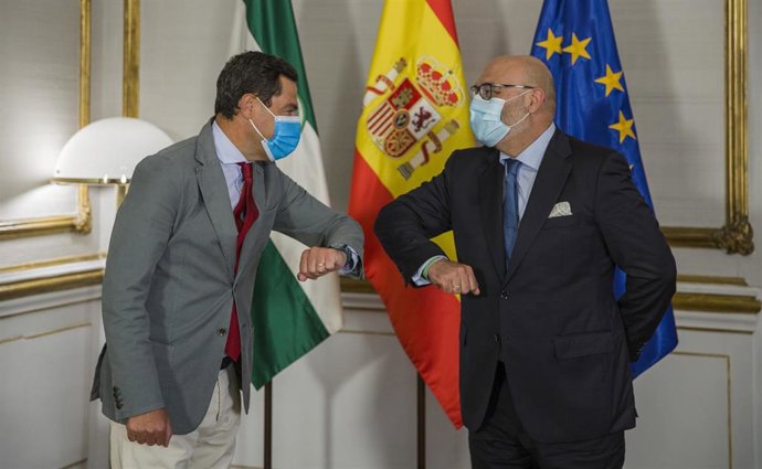 El presidente de la Junta de Andalucía, Juanma Moreno (i), durante la reunión con el portavoz del grupo parlamentario Vox, Alejandro Hernández (d). En Sevilla (Andalucía, España), a 02 de septiembre de 2020.