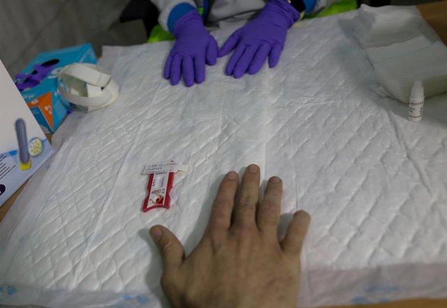Un sanitario se hace el test para diagnosticar el Covid-19 durante un día de trabajo, foto de archivo