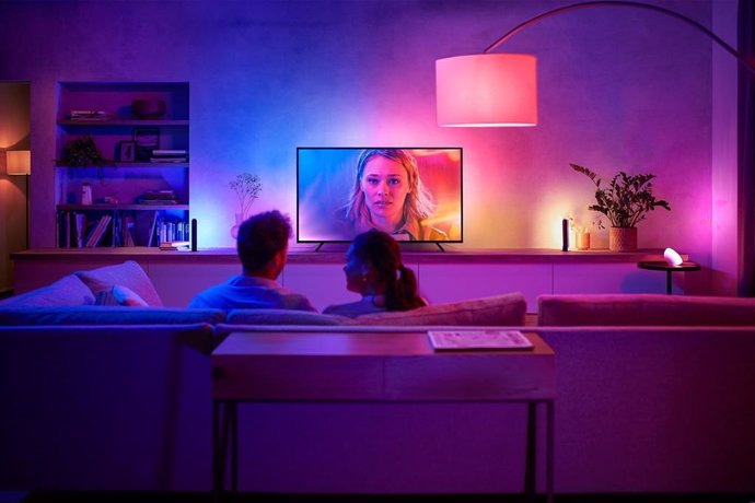 La tira de luz Philips Hue Play Gradient lleva el efecto Ambilight a televisores