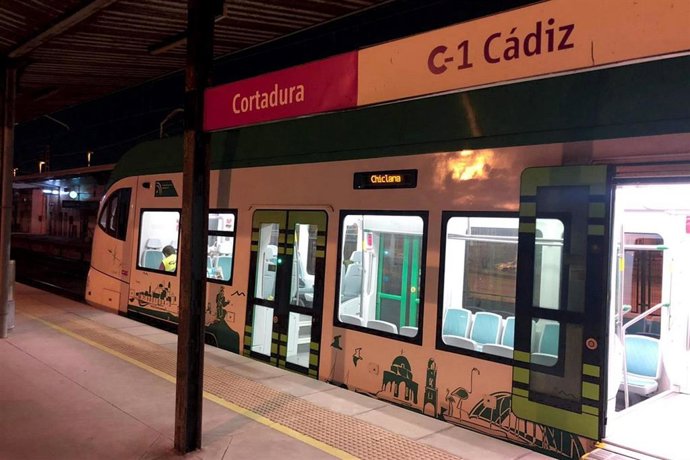 El tranvía de la Bahía en la para de Renfe de Cortadura