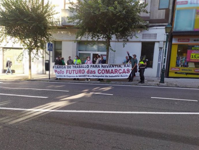 Trabajadores de Navantia Ferrol se concentran a las puertas del Parlamento de Galicia para reclamar carga de trabajo para el astillero