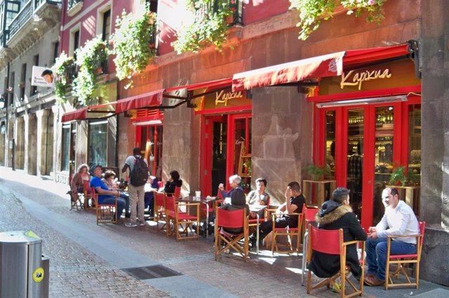 Terraza en un bar del Casco Viejo de Bilbao (archivo)