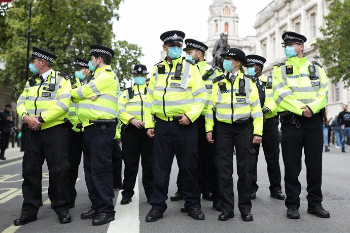 Policías con mascarilla en Londres