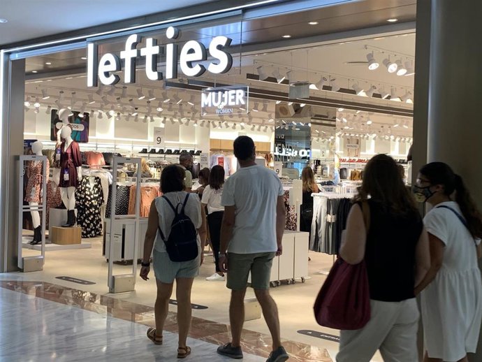 La nueva superficie, que ocupa un espacio de más de 1.900 metros cuadrados en una de las zonas centrales de la galería comercial, contará con una plantilla de 28 profesionales de la moda provenientes de la provincia gaditana.