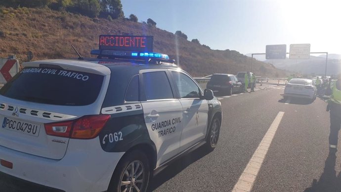 Vehículo de la Guardia Civil en el lugar de la colisión