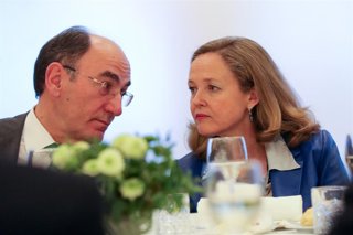 La vicepresidenta de Economía, Nadia Calviño habla con el presidente de Iberdrola, José Ignacio Sánchez Galán, durante la segunda y última jornada 'Spain Investors Day' en el Hotel Intercontinental, en Madrid (España), a 15 de enero de 2020.