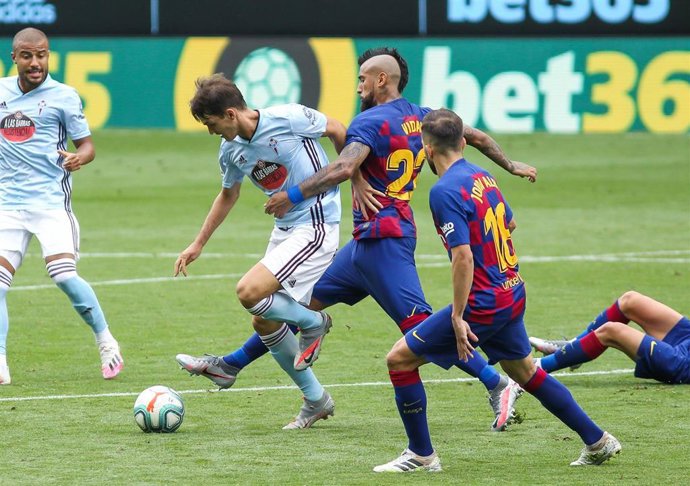 Denis Suárez se intenta escapar de Arturo Vidal en el Celta-FC Barcelona de LaLiga Santander 2019-2020