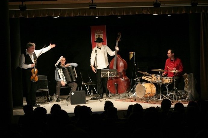 Concierto del grupo Klezmática que tendrá lugar este sábado en el patio del IES Juan del Enzina.