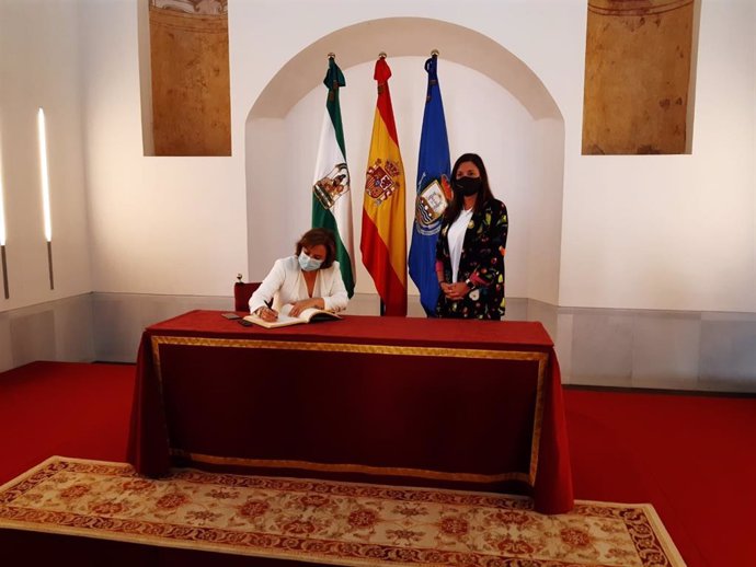 Sandra García firmando en el Libro de Honor del Ayuntamiento de San Fernando