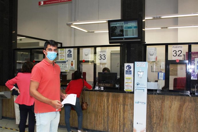 El portavoz del PSOE Santander, Daniel Fernández, en el registro municipal