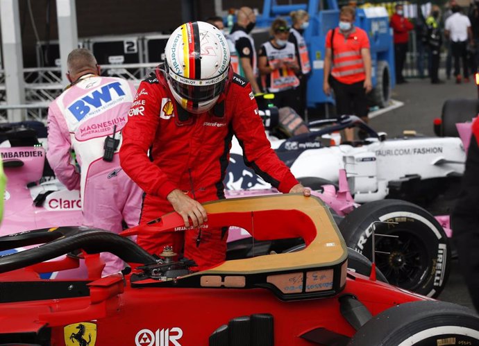 Sebastian Vettel se baja del Ferrari tras el Gran Premio de Bélgica 2020