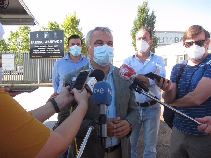El alcalde de Badajoz, Francisco Javier Fragoso, en declaraciones a los medios
