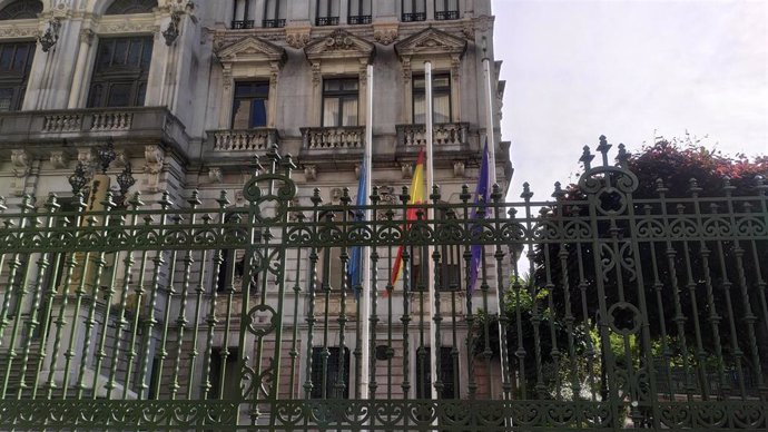 Banderas a media asta en Oviedo, en la Plaza de la Escandalera y la Junta General del Principado de Asturias durante el luto decretado por las víctimas del coronavirus en España.