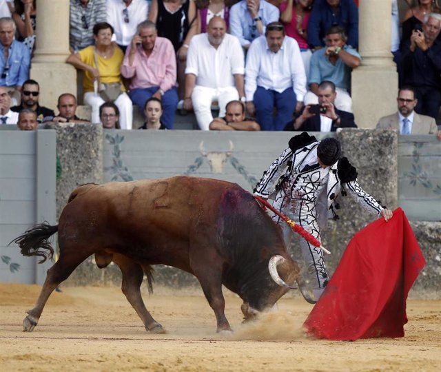 El diestro Pablo Aguado en un pase natural al toro Mesonero, imagen de archivo en Ronda.