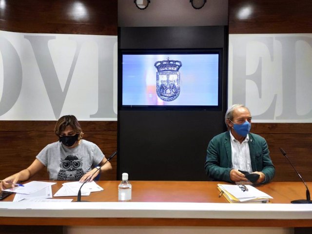 El portavoz del PSOE en el Ayuntamiento de Oviedo, Wenceslao López, y la concejala Ana Rivas en rueda de prensa.