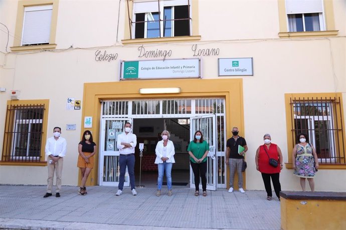 Teresa Porras, concejala de Servicios Operativos del Ayuntamiento de Málaga, y el concejal de Educación, Luis Verde, en rueda de prensa en el CEIP Domingo Lozano para hablar del plan de choque de limpieza y desinfección
