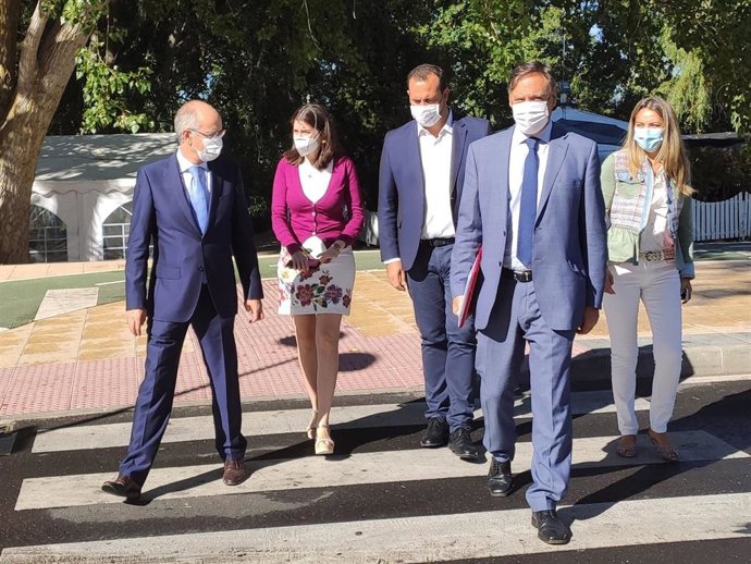 El alcalde de Salamanca, al frente, en su visita a La Aldehuela.