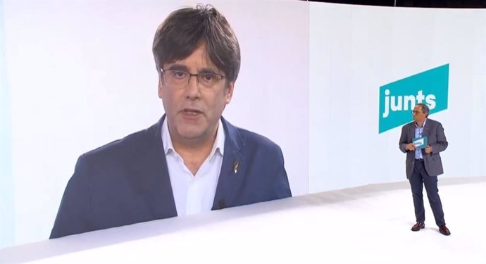 El expresidente de la Generalitat e impulsor del nuevo JxCat, Carles Puigdemont, interviene en el acto de presentación del partido. A su lado, el presidente de la Generalitat, Quim Torra.