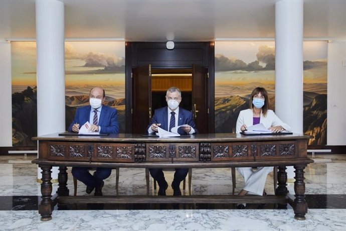 El presidente del EBB del PNV, Andoni Ortuzar, el Lehendakari, Iñigo Urkullu, y la secretaria general del PSE-EE, Idoia Mendia, firman el acuerdo de Gobierno PNV-PSE