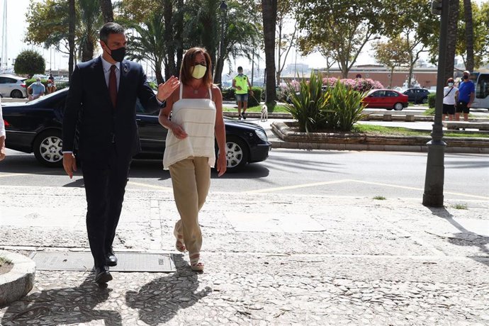 La presidenta del Govern, Francina Armengol, recibe al presidente del Gobierno, Pedro Sánchez, a las puertas del Consolat, este verano.
