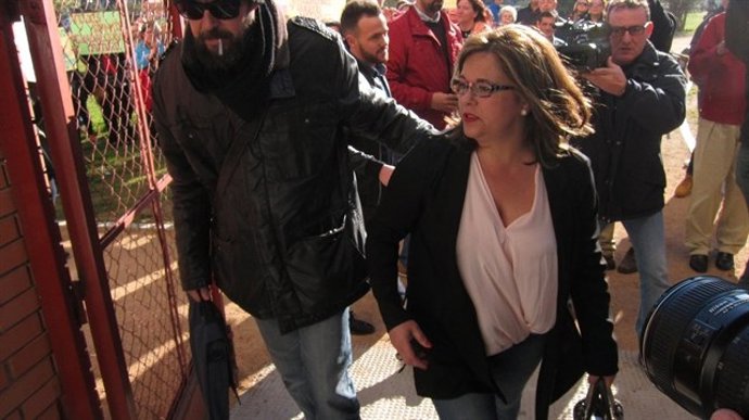 La presidenta de la Fundación Guadalquivir, Ángeles Muñoz, y al fondo su hijo Cristian Menacho.