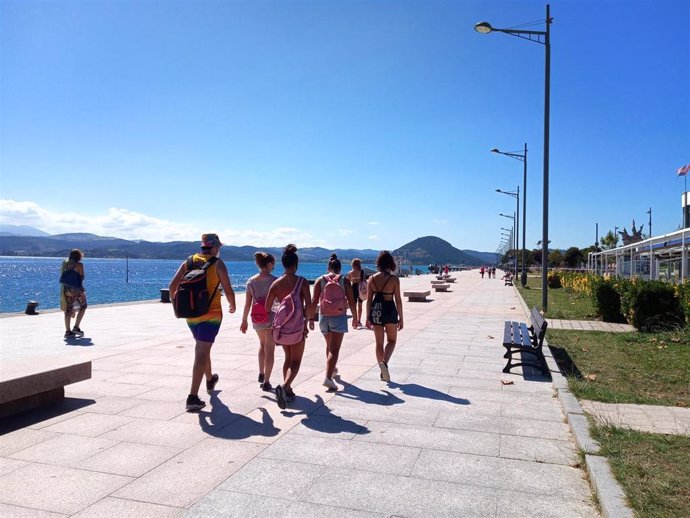 Un grupo de jóvenes pasea por Santoña (Cantabria) horas antes de que sea confinada la localidad.