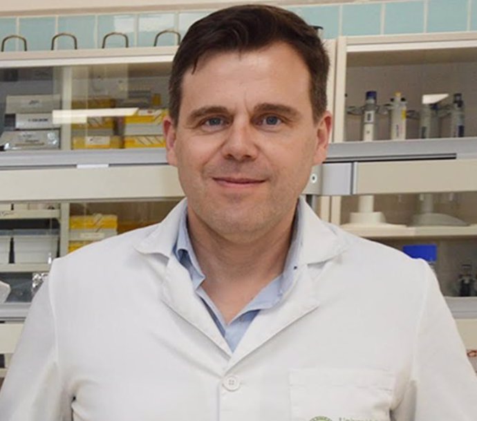 El profesor de Biotecnología de la Universidad Católica de Valencia (UCV) Ángel Serrano