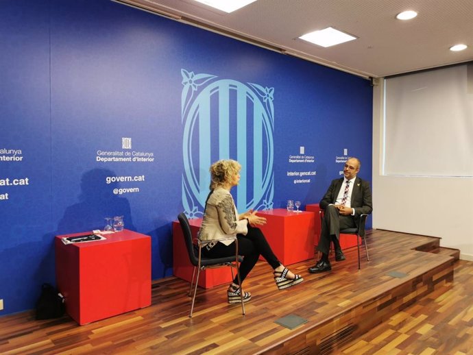 El conseller Miquel Buch en una conversación con la periodista Mnica Terribas para clausurar la IX Escuela de Verano del Institut de Seguretat Pública de Catalunya (ISPC), el 3 de septiembre de 2020.