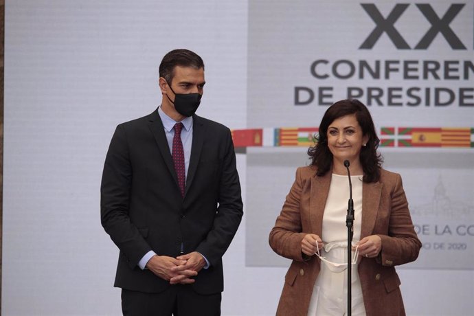 El presidente del Gobierno, Pedro Sánchez, escucha la intervención de la jefa del Ejecutivo de la Rioja, Concha Andreu, anfitriona de la conferencia, al inicio de la Conferencia de Presidentes