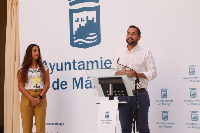 Luis Verde, concejal de Educación del Ayuntamiento de Málaga,  y Beatriz Galea, directora de eCongress Málaga, presentan la VIII edición de eCongress Málaga