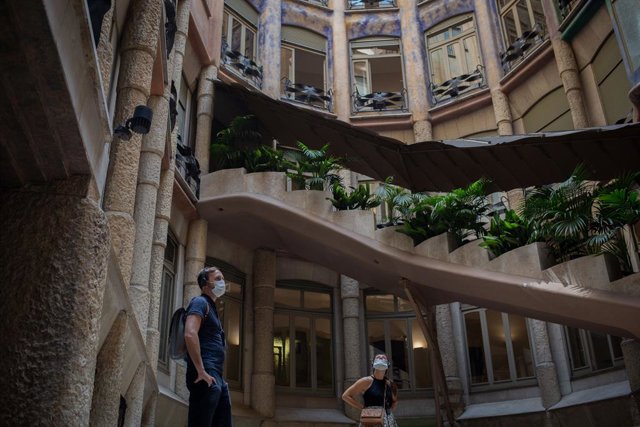 Dos visitantes observan el Patio Interior de La Pedrera , en Barcelona, Cataluña (España), a 15 de julio de 2020.