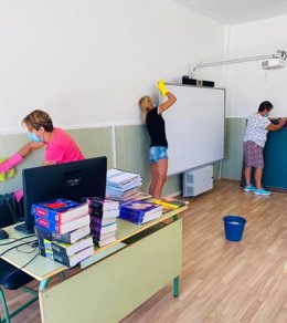 Brigadas de limpieza desinfectan los colegios de la provincia de Cáceres