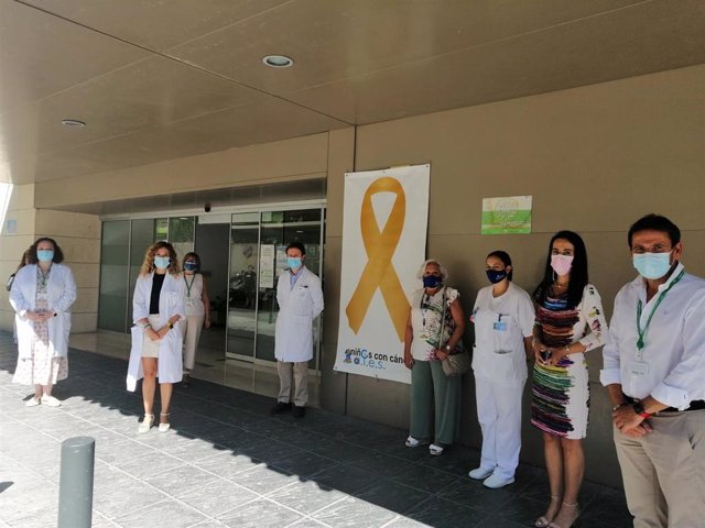 Lazo amarillo colocado a la entrada del Hospital de Jaén